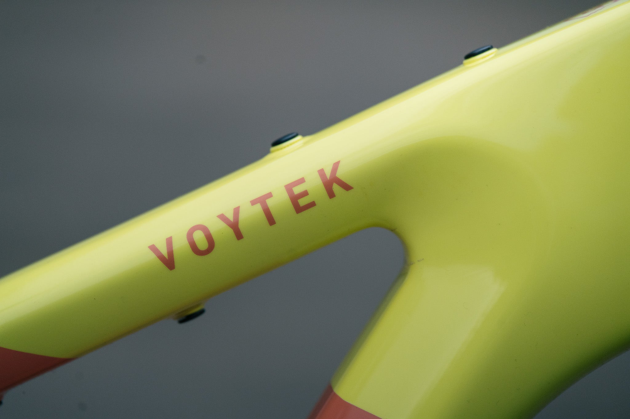 Voytek 2 - Neon Sunrise - Small - Shimano SLX - Demo